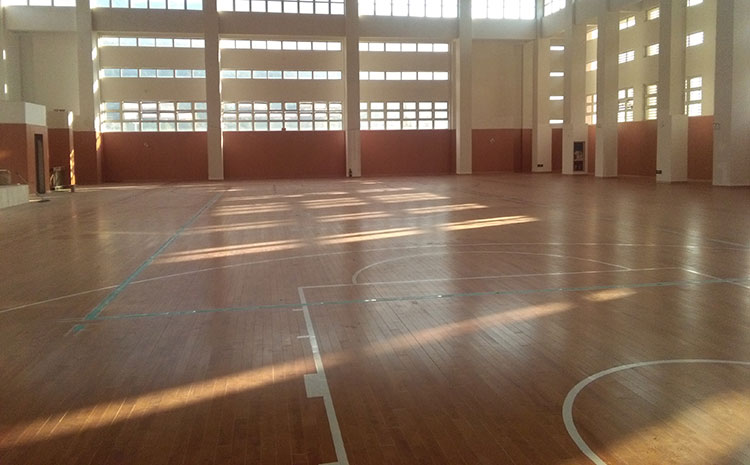 五角楓舞臺運(yùn)動木地板怎么翻新?