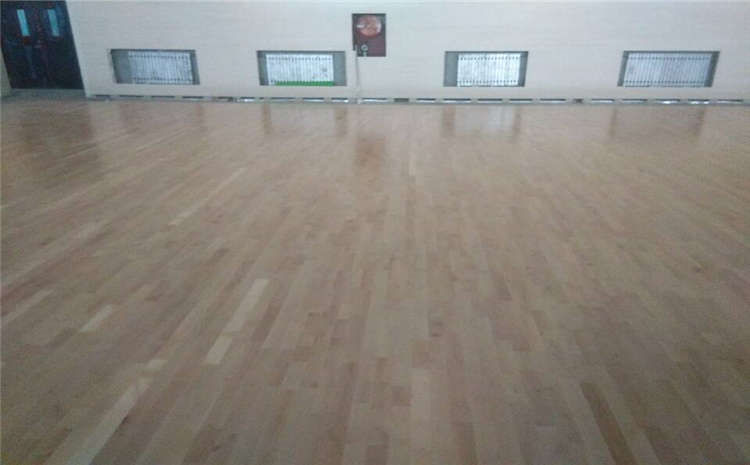 五角楓風(fēng)雨操場(chǎng)地板怎么維修？