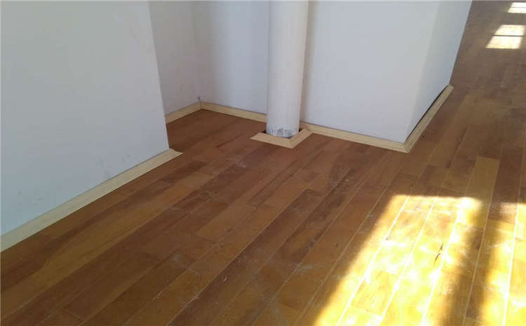 學(xué)?；@球館木地板多少錢一平米？