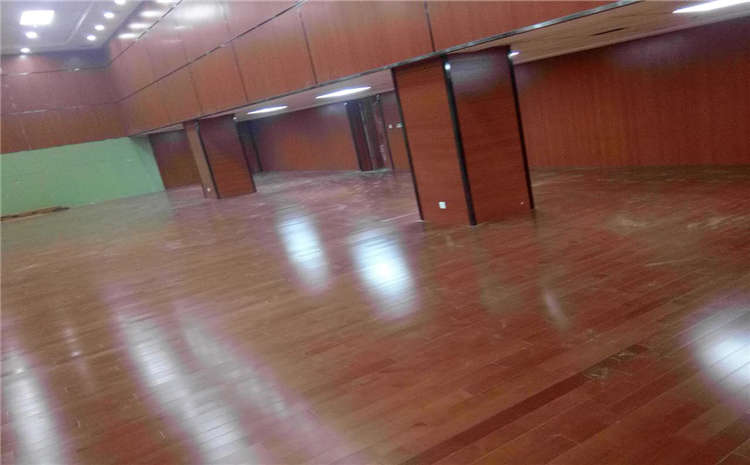 體育木地板為什么一會響一會不響？