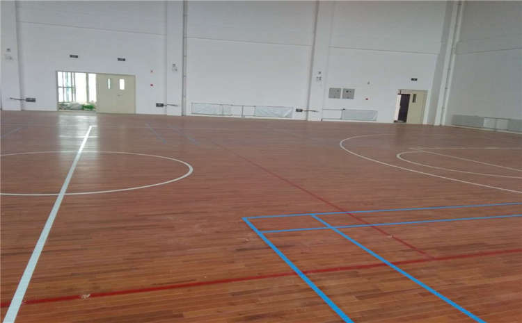 五角楓排球館木地板怎么翻新？