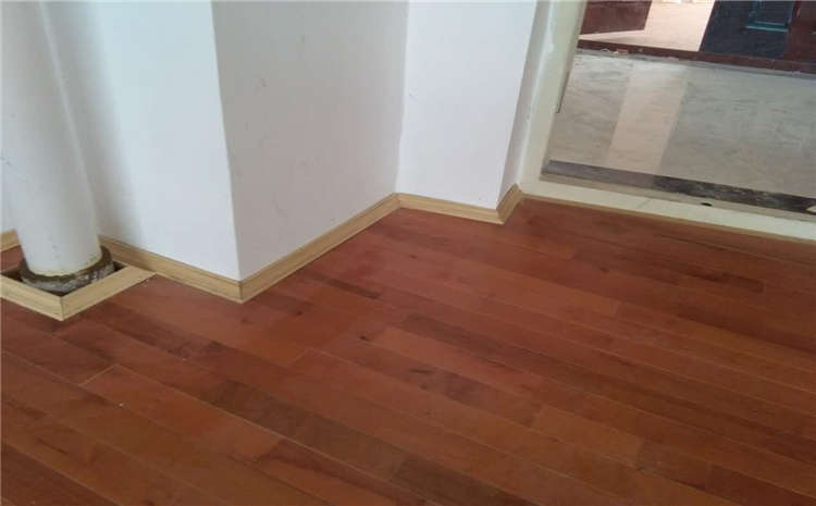 防潮膜鋪裝在龍骨層下面可行嗎?