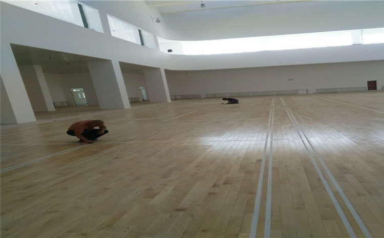 五角楓風(fēng)雨操場(chǎng)地板怎么維修？