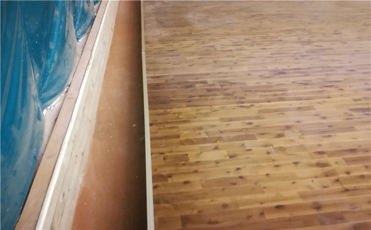 拼接板體育館實(shí)木地板一般多少錢(qián)？