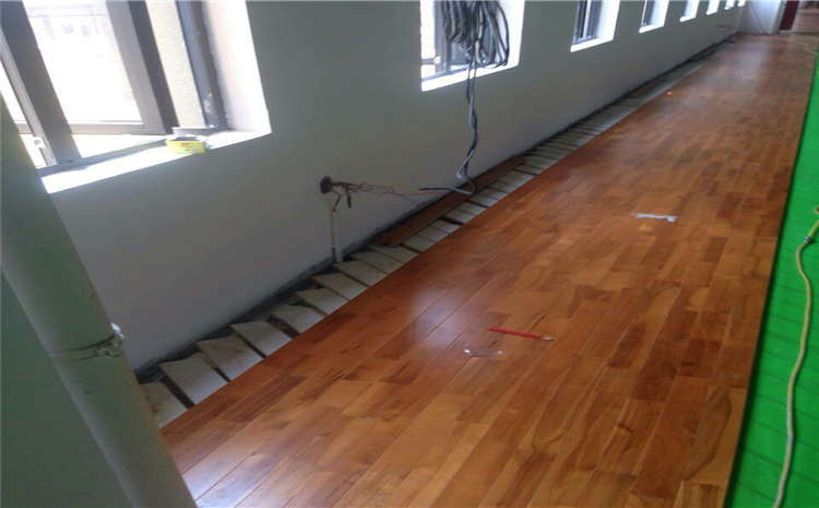 指接板風(fēng)雨操場(chǎng)地板多少錢(qián)一平米？